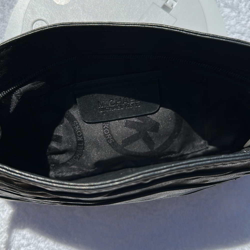 GUC Michael Kors wristlet - Picture 4 of 5